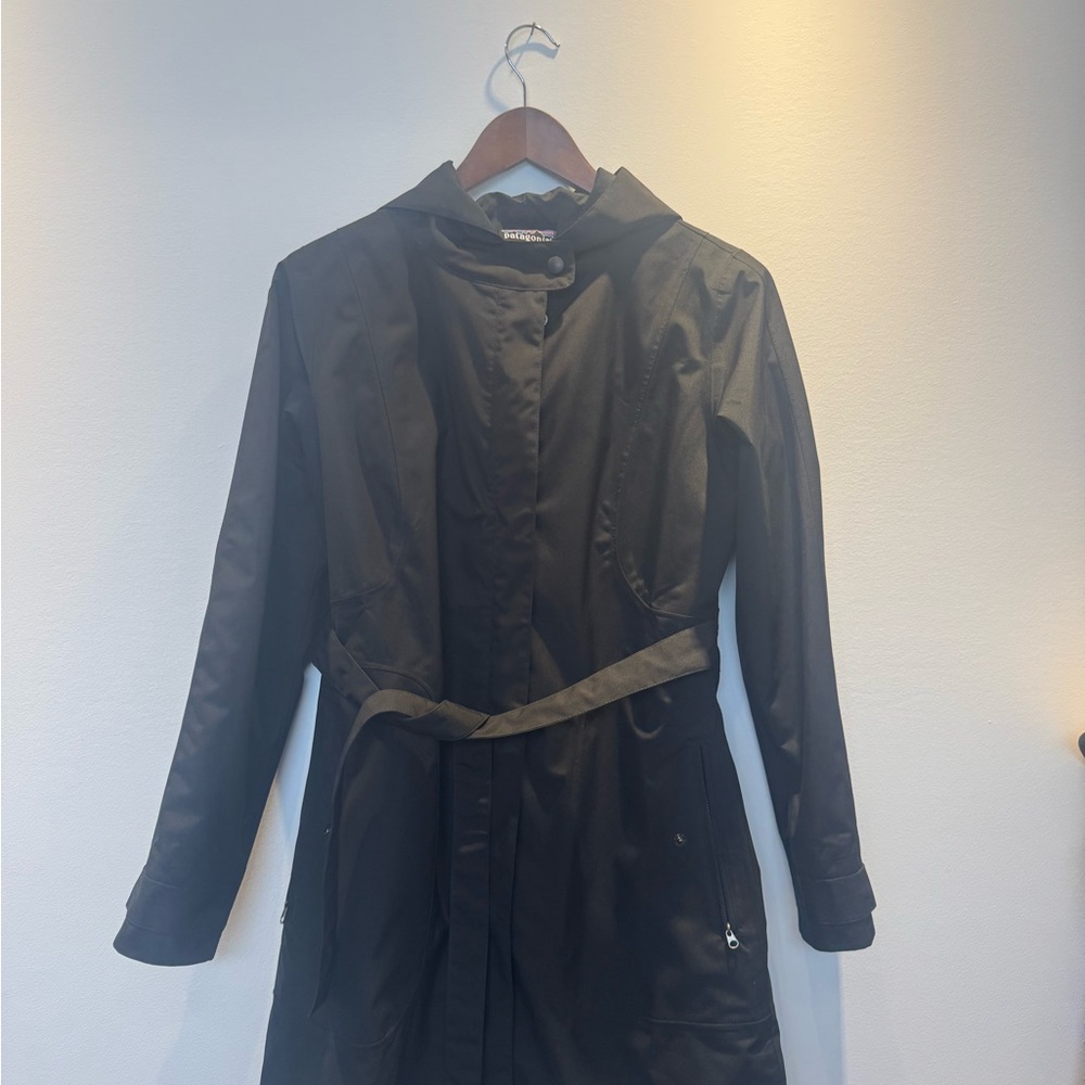 Patagonia Black Trench Coat with Fitted Sleeves and Tailored Silhouette